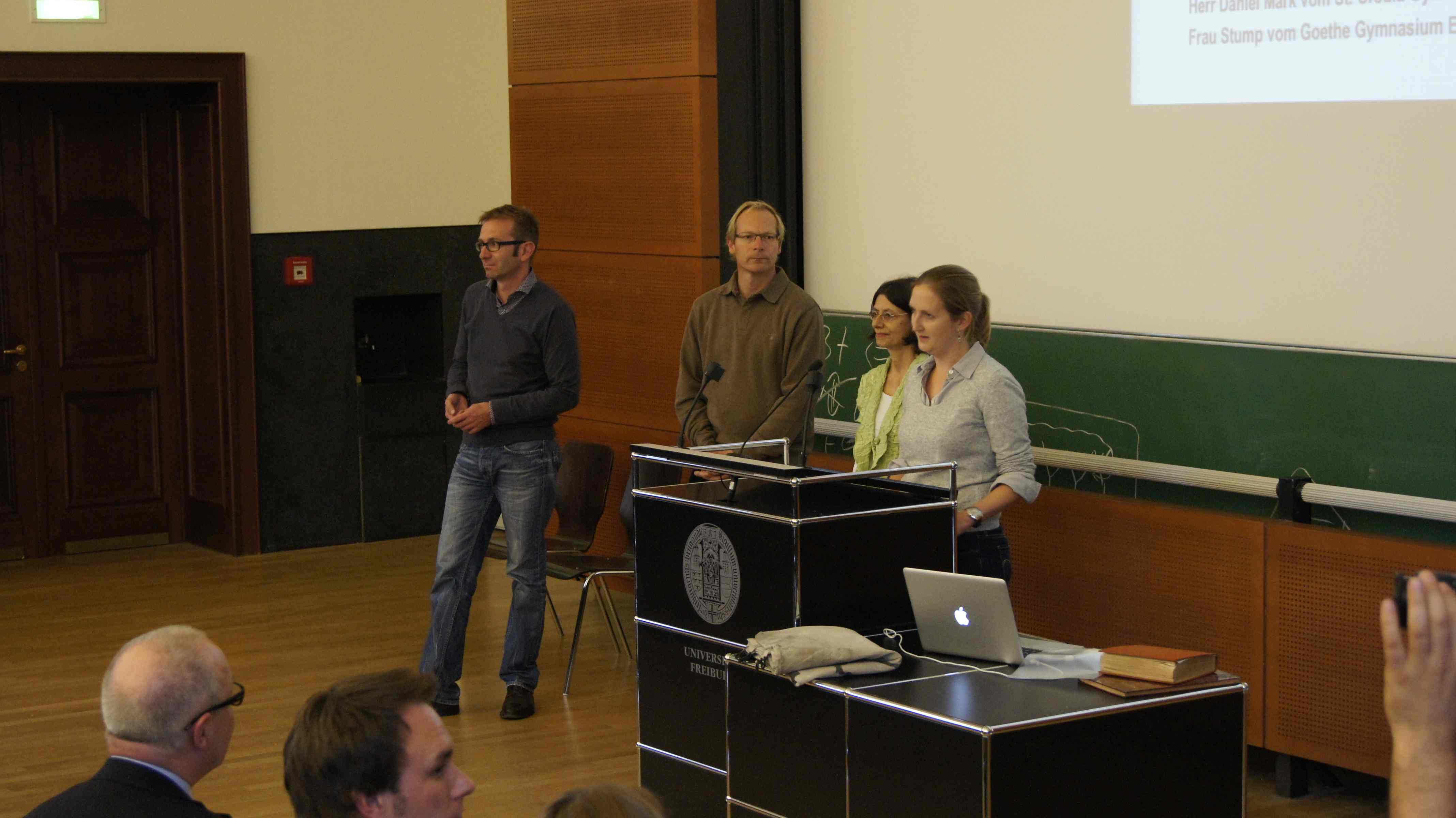 Begrüßung durch die Lehrer UAftakt 2012.jpg